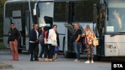 Група българи, пристигнали в София от Израел