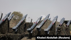 نمایش تسلیحات نظامی حوثی‌ها در صنعا
