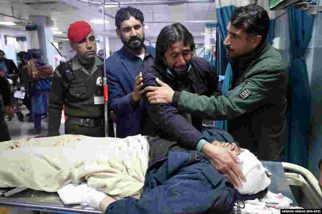 Reakcija rođaka žrtve u eksploziji koja je pogodila policijsko vozilo u blizini afganistanske granice u Bajauru, Pakistan.