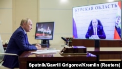 Președintele Rusiei, Vladimir Putin, vorbește cu guvernatorul interimar al regiunii Kursk, Aleksei Smirnov, într-o întâlnire video, 8 august 2024.