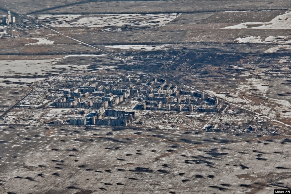 Një pamje nga lart e Vuhledarit në shkurtin e vitit 2023. Qyteti është shkatërruar kryesisht nga granatimet, por mbetet nën kontrollin e Ukrainës që nga janari i vitit 2024.