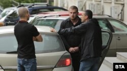 Кристиян Христов (в средата) по време на ареста си пред сградата на БТА в сряда.