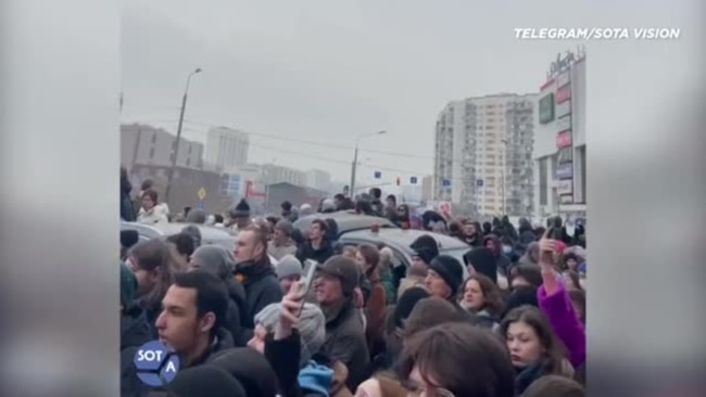 Сотни людей на прощании с Навальным