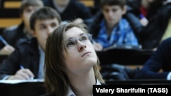 Студенты Московского авиационного института (МАИ) во время занятий (иллюстративное фото)