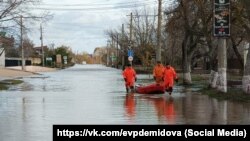 Спасательные бригады в Евпатории после шторма 26-27 ноября 2023 года