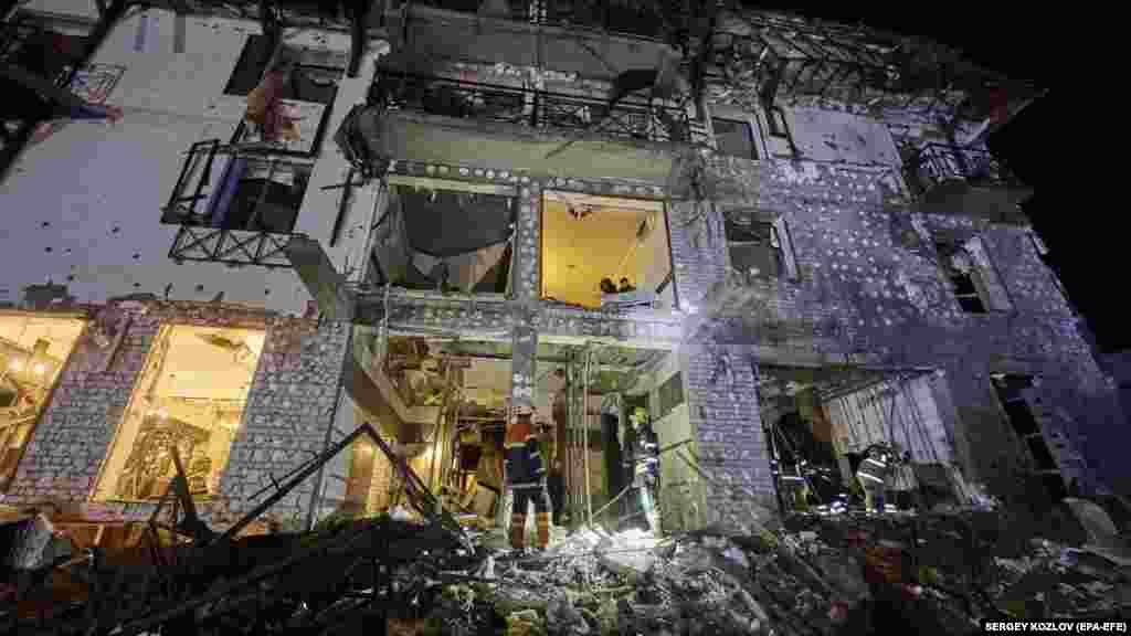 Ukrán mentőalakulatok dolgoznak a január 10-én késő este Harkivban egy szállodát érő orosz rakétatámadás helyszínén, ahol tizenegy ember sebesült meg &ndash; közölték a helyi hatóságok. Az alig néhány héttel a háború második évfordulója előtt történt támadás az egyre inkább polgári áldozatokat követelő csapások sorába illeszkedik