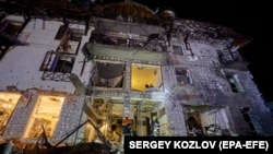 Украински спасувачи работат на местото на рускиот ракетен напад во текот на ноќта врз хотел во Харкив, Украина, 10 јануари 2024 година.