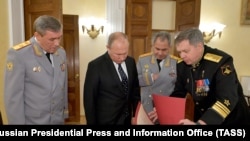 Președintele rus Vladimir Putin (al doilea din stânga) într-o fotografie din 2018 cu Igor Kostyukov (dreapta), șeful agenției de informații militare GRU.