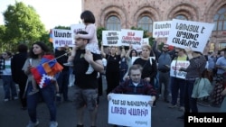 Armenia - Anti-government protesters gather at Republic Square in Yerevan, May 9, 2024.