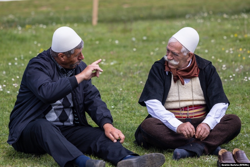 Dy burra të moshuar shihen të relaksuar duke biseduar me njëri-tjetrin pasi kanë parë garën me kuaj në fshatin Mejdan të Rajonit të Opojës në Dragash.    