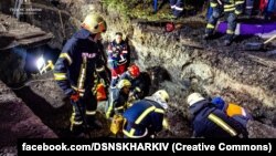 Рятувальники намагалися швидко відкопати чоловіків з-під землі, але витягли їх уже були без ознак життя, кажуть в ДСНС