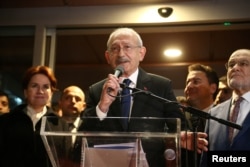 Kemal Kilicdaroglu i drejtohet mediave pas një takimi të aleancës opozitare në Ankara në mars.