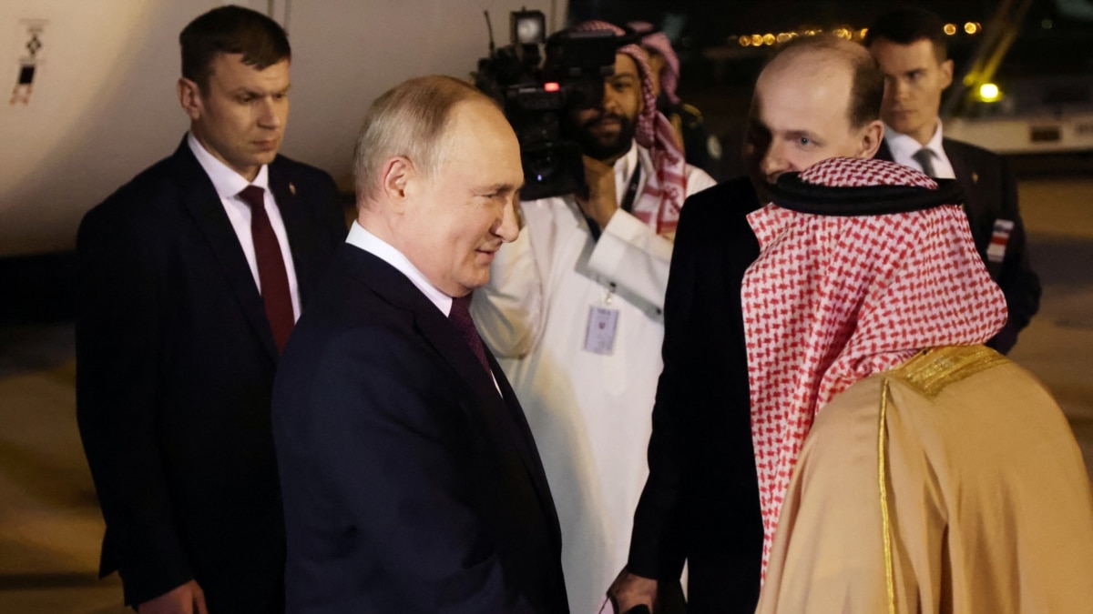 Putin Visits U.A.E., Saudi Arabia Seeking To Bolster Moscow's Mideast Clout