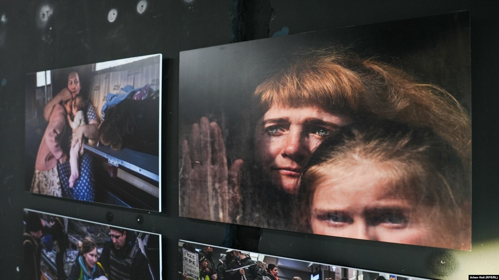 Portreti dece na jednoj od fotografija predstavljenih na izložbi o Ukrajini.