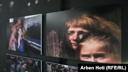 Portrete fëmijësh në një prej fotografive të paraqitura në ekspozitën për Ukrainën.