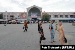 Площадь перед базаром Панчшанбе. Худжанд, Таджикистан. 18 июня 2024 года.