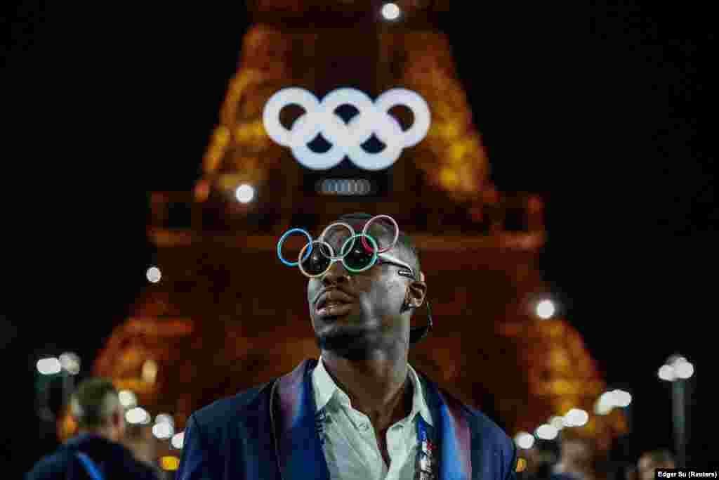 Hendbollisti Dylan Nahi i Francës mban syze me rrathët olimpikë pranë Kullës Eifel, gjatë ceremonisë së hapjes së Lojërave Olimpike Parisi 2024.