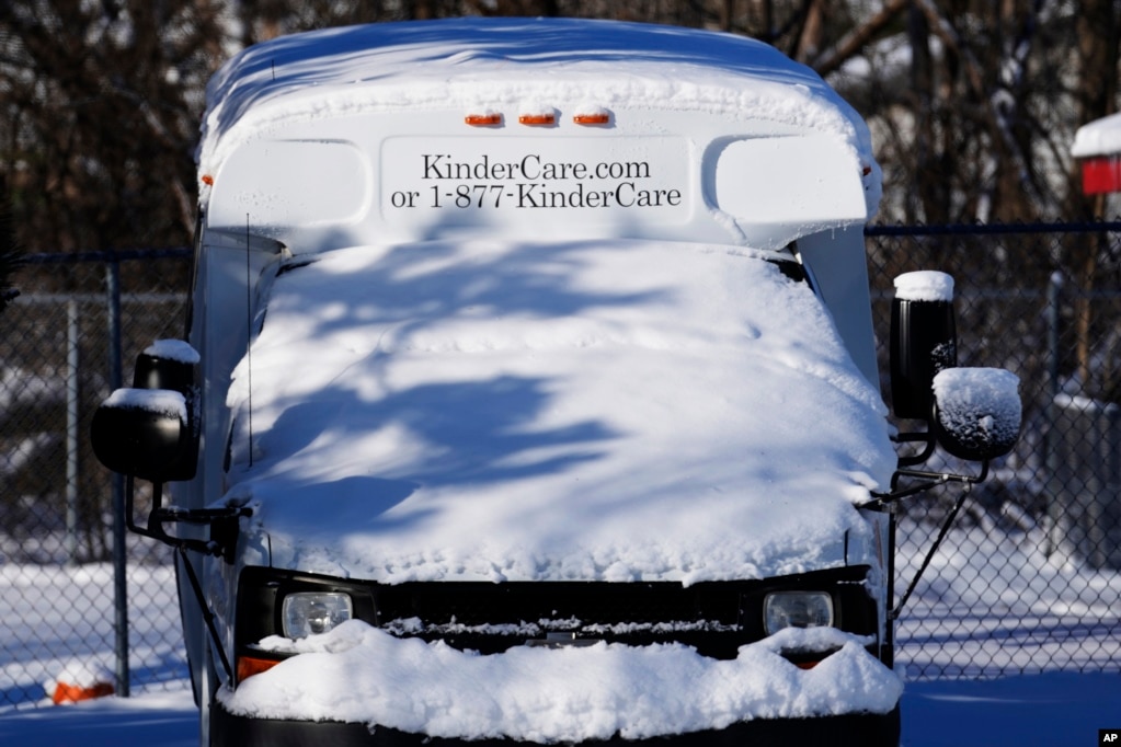 Një autobus i mbuluar nga bora në periferi të Çikagos. 