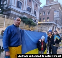 Джованні Антонеллі (ліворуч) з українцями на маніфестації біля російського посольства в Римі, 24 лютого 2023 року