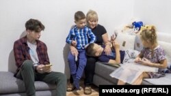 Ганна Канавалава з двамі ўнукамі і двума беларускімі хлопчыкамі, над якімі ўзяла апеку.
