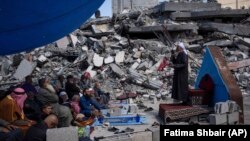 Palesztinok imádkoznak egy lerombolt mecset előtt Rafahban 2024. március 8-án