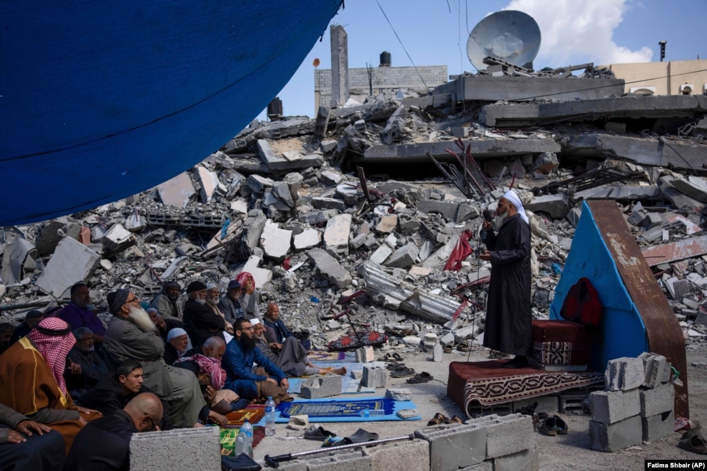 Palestinezët luten pranë një xhamie të shkatërruar nga sulmet ajrore izraelite në Rafah të Rripit të Gazës më 8 mars 2024.&nbsp;