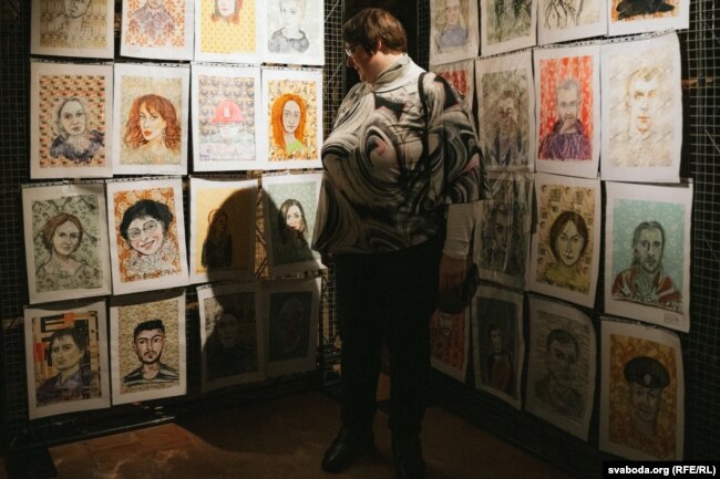 L'ex prigioniera della polizia Valeria Chernomortsova guarda il suo ritratto dipinto dall'artista Ksisha Anyolova
