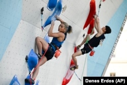 Sportivele Nonaka Miho, din Japonia și Lee Dohyun, din Coreea de Sud, în timpul probei de bouldering / dificultate, premergătoare Jocurile Olimpice, din Ungaria.