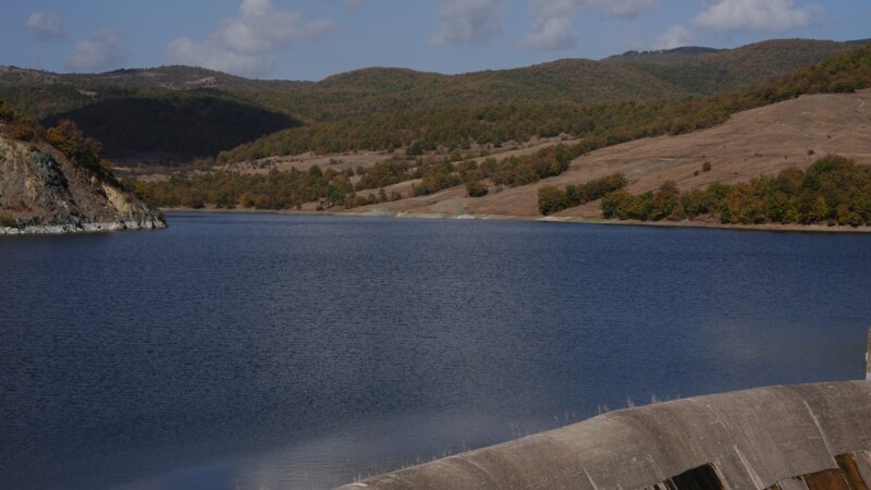 Uji nga Liqeni i Badocit ende nuk mund të përdoret për pije