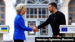 Președinta Comisiei Europene, Ursula von der Leyen, și președintele ucrainean Volodimir Zelenski își strâng mâinile după o conferință de presă comună, Kiev, Ucraina, 9 mai 2023.