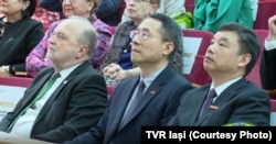 Rectorul UMF Iași, Viorel Scripcaru (stânga), alături de ambasadorul Chinei la București, Han Chunlin (centru).