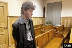 Певец Эдуард Шарлот, обвиняемый в мелком хулиганстве, во время заседания в Ленинском районном суде Санкт-Петербурга. РФ, 22 ноября 2023 года