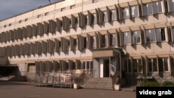 У цій будівлі раніше був навчальний корпус молдовського університету. Сьогодні тут приймають біженців з України.