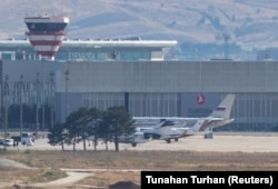 Një avion i Qeverisë ruse pas aterimit në një aerport të Ankarasë më 1 gusht 2024.