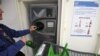 Egy vásárló visszaváltja az üvegeket egy kelet-franciaországi község, Mundolsheim egyik automatájában 2019. április 30-án