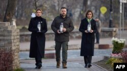 Președintele ucrainean Volodimir Zelenski, cu soția Olena Zelenska și președinta R. Moldova, Maia Sandu, la monumentul celor uciși în timpul protestelor de acum 10 ani. Kiev, 21 noiembrie 2023. 