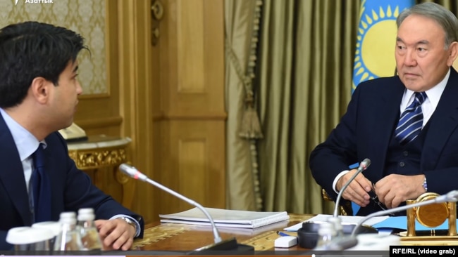 Тухайн үеийн Эдийн засгийн сайд Куандык Бишимбаев (зүүн талд) тухайн үеийн Ерөнхийлөгч Нурсултан Назарбаевтай уулзав.