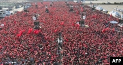 صحنه‌ای از تظاهرات در استانبول برای همبستگی با فلسطینی‌ها که اردوغان شمار جمعیت را یک و نیم میلیون نفر اعلام کرد.