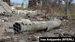 Російські військові регулярно обстрілюють українські міста і села, розташовані в межах досяжності їхньої артилерії, ракетних систем залпового вогню, ракет і дронів