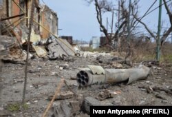Снаряд від РСЗВ «Град» на приватному подвір’ї села Посад-Покровського. Початок березня 2023 року