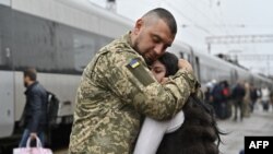Військовослужбовець Дмитро обіймає свою дружину перед її поверненням у Київ на вокзалі у Краматорську. 8 жовтня, 2023 рік.