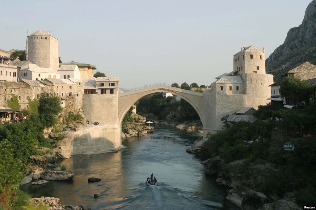 Ura e saporindërtuar në korrik të vitit 2004. Në korrik të vitit 2004 -- viti që Amir Pashiq e kishte planifikuar 11 vjet më parë -- ura u rihap zyrtarisht. Projekti i rindërtimit kushtoi rreth 15.5 milionë dollarë.
