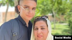محمدمهدی وثوقیان در کنار مادرش، معصومه یاوری، که هر دو در بازداشت به‌سر می‌برند.