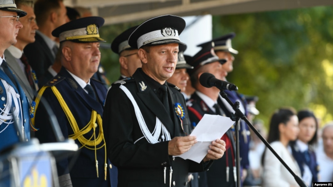 Ofițerul SRI Claudiu Chindriș a fost de două ori comandant al Academiei de Poliție. Președintele Sindicatului Europol, Cosmin Andreica, susține că ofițerul Claudiu Chindriș este un apropiat al fostului ministru al Afacerilor Interne, liberalul Lucian Bode.