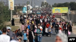 Колоната от палестински цивилни, които напускат домовете си в Северна Газа в сряда