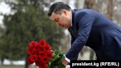 Садыр Жапаров возлагает цветы к монументу памяти погибших во время аксыйских событий. Бишкек. 17 марта 2023 г.