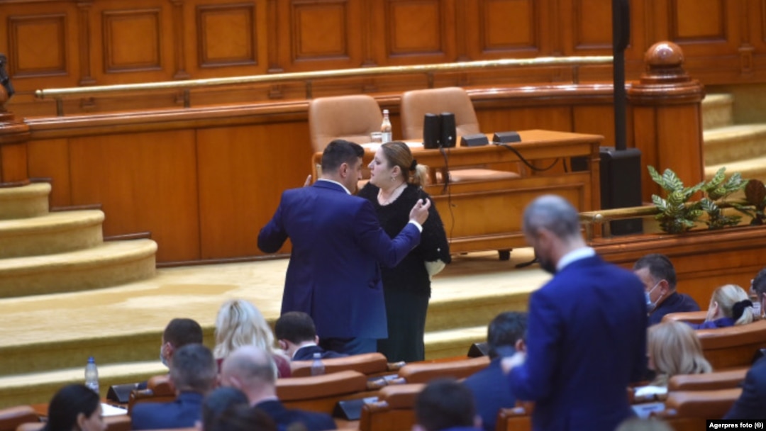 George Simion, liderul AUR, și Diana Șoșoacă, președinta SOS, adună împreună 27%. Partidele lor vor îngroșa numărul formațiunilor de extremă dreapta și eurosceptice care vor forma următorul Parlament European după alegerile din iunie.