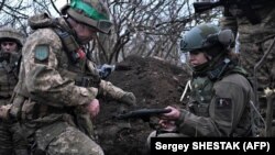 Бійці Української добровольчої армії (УДА) на передовій поблизу Бахмуту Донецької області, 11 березня 2023 року