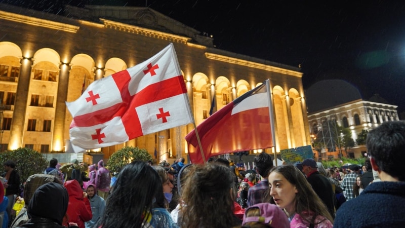 Tbilisida norozilar tunni Gruziya parlamenti binosi yonida o‘tkazishdi