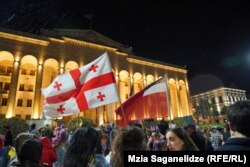 საქარტველოს ძველი და ახალი დროშები პარლამენტის წინ მიმდინარე აქციაზე. 13 მაისი, 2024